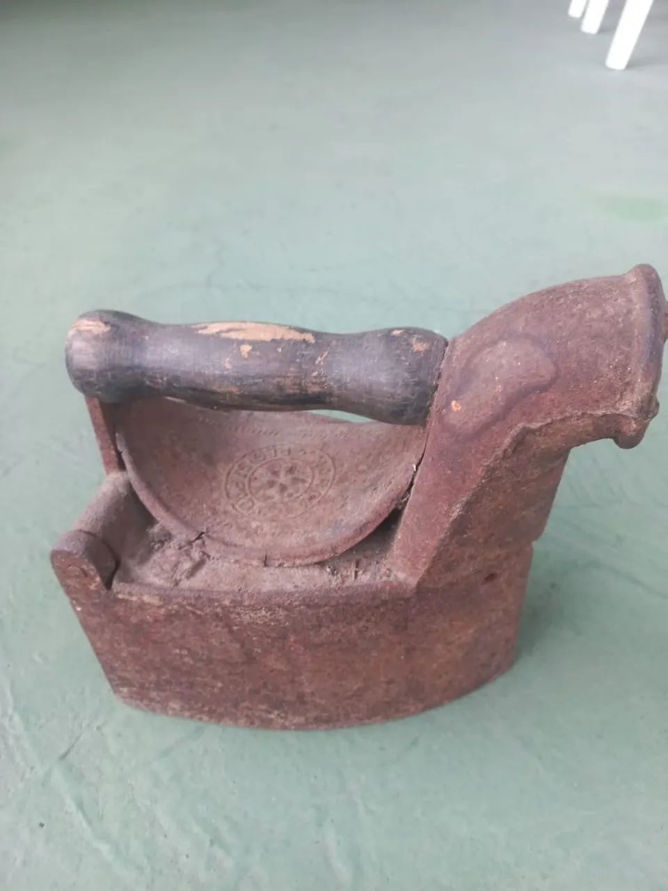 Ferro de passar a brasa 