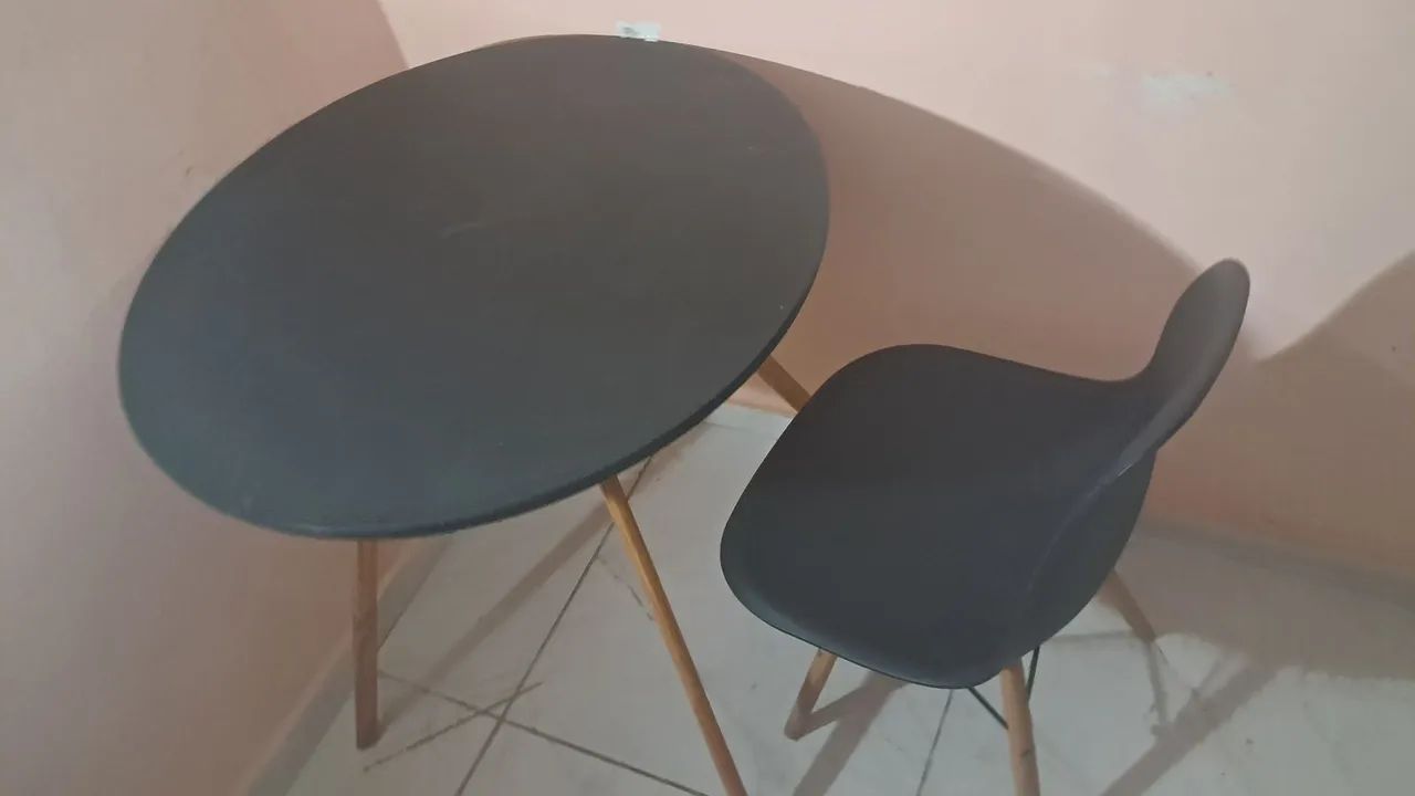 MESA COM DUAS CADEIRAS EMAES 