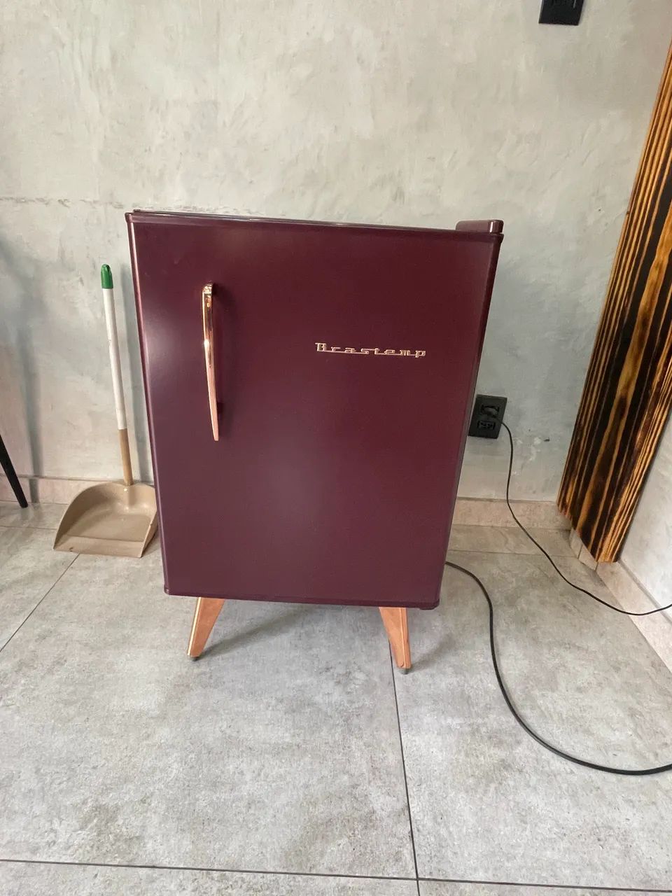 Frigobar Retrô Brastemp 76L cor Marsala