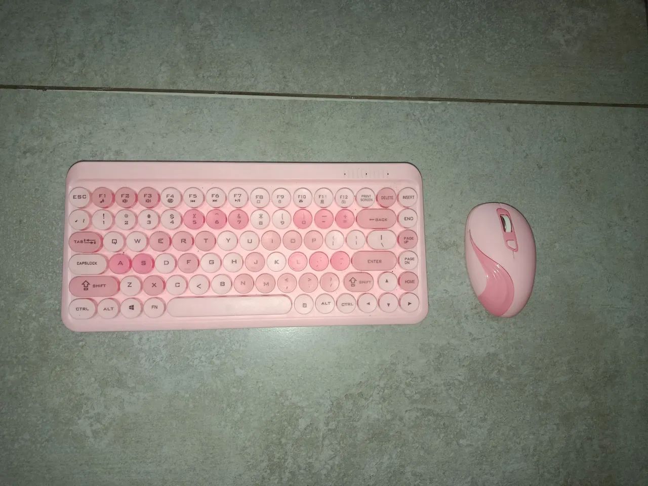 Teclado e mouse rosa 