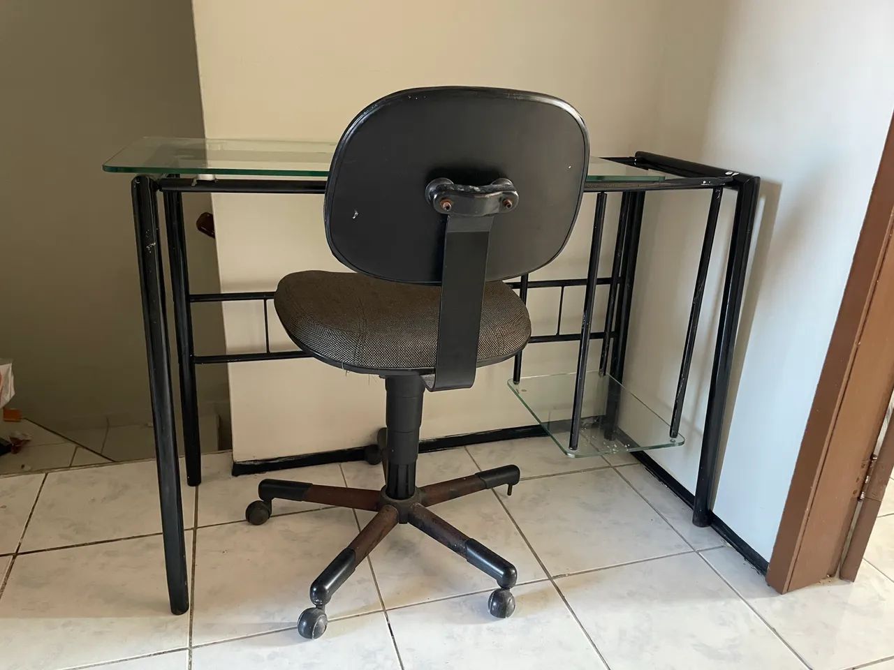 Escrivaninha com tampo de vidro / cadeira  - Foto 5