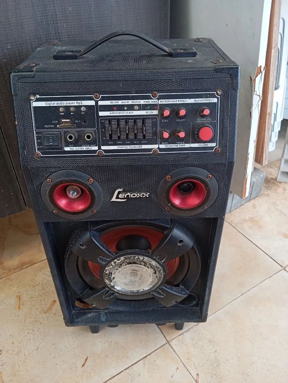 Vendo uma caixa de som 