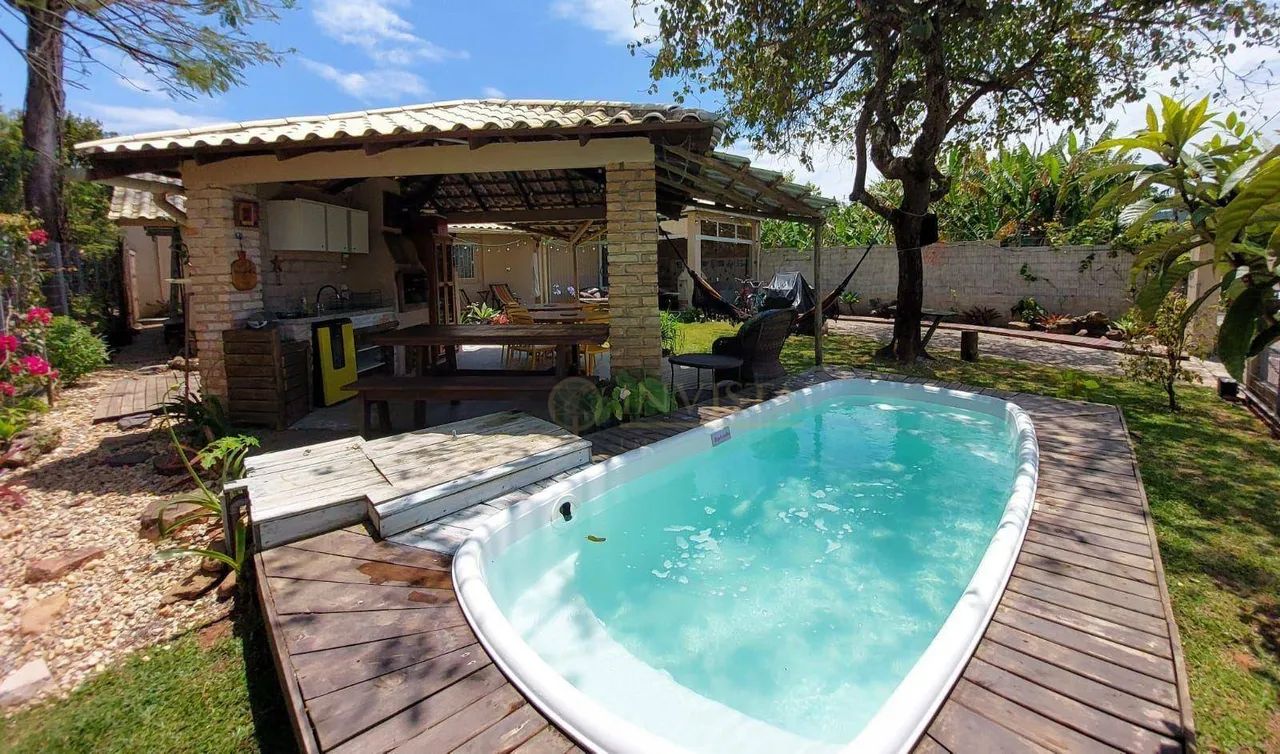 Casa com piscina e churrasqueira à venda na Praia da Daniela, em Florianópolis.