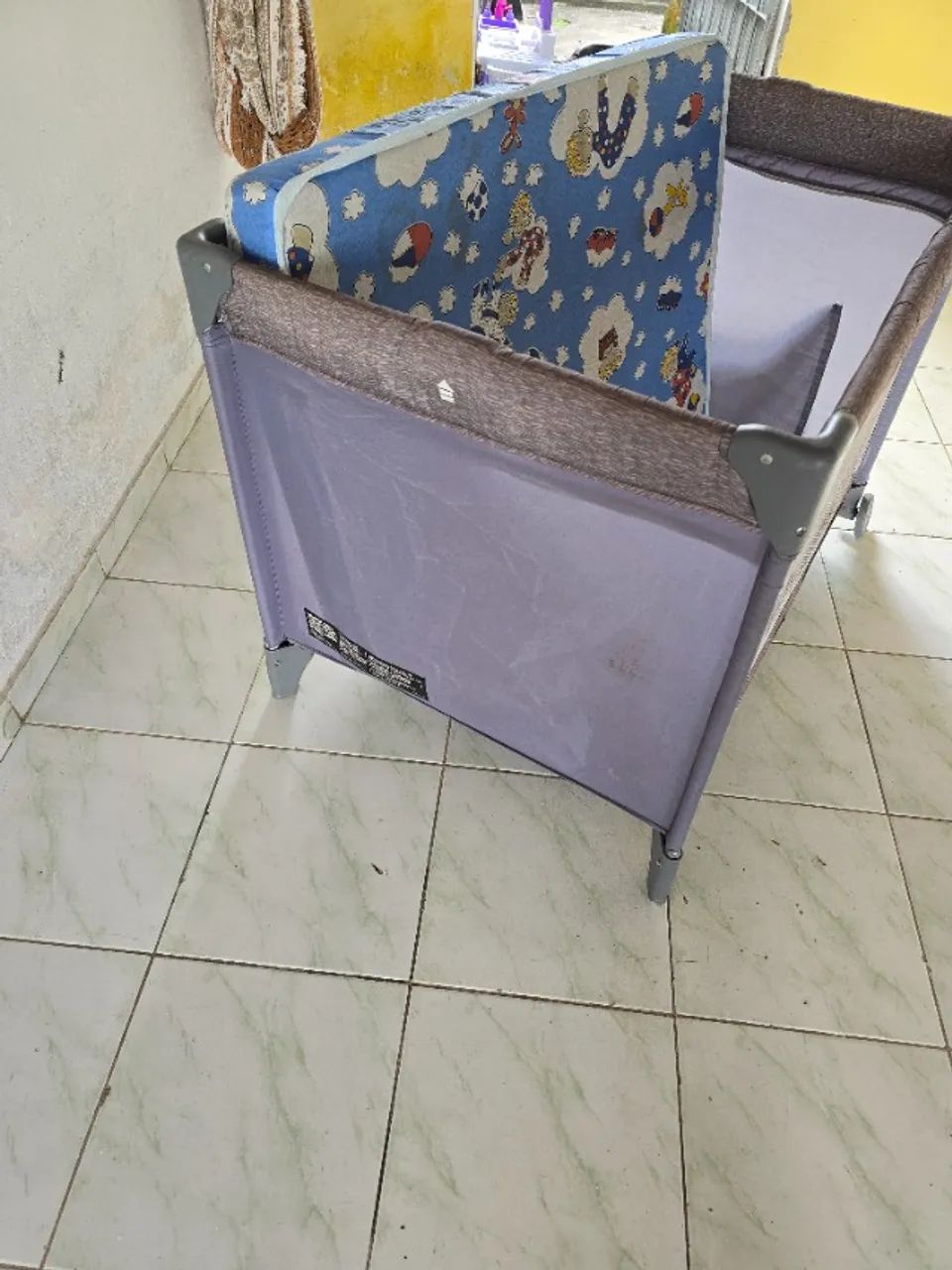 Vendo berço cercado, com mosquiteiro e colchão - Foto 3
