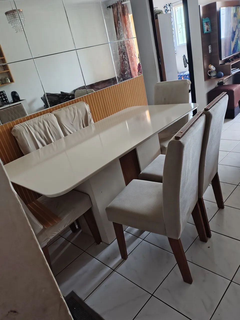 Mesa de jantar com 6 cadeiras acolchoadas. - Foto 2