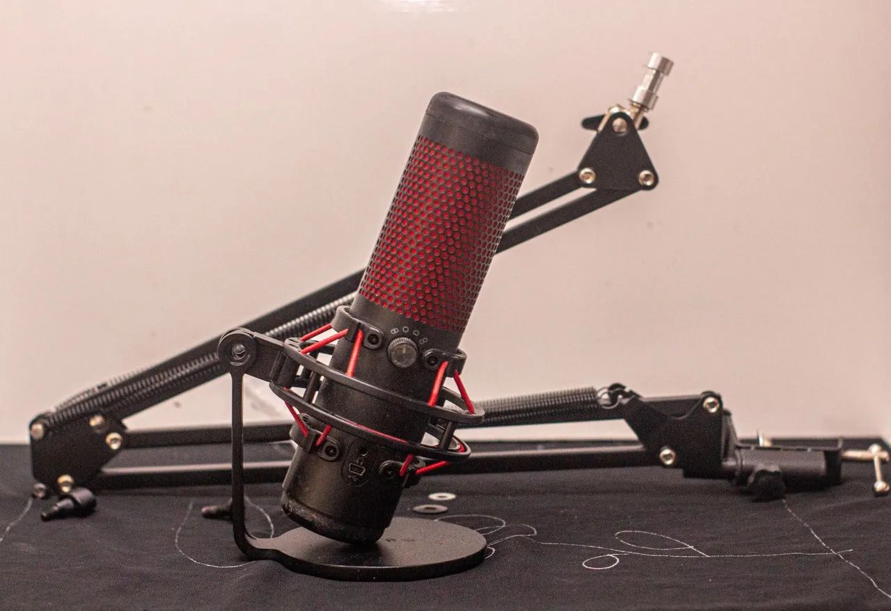 Vendo microfone HYPERX QUADCAST VERMELHO 