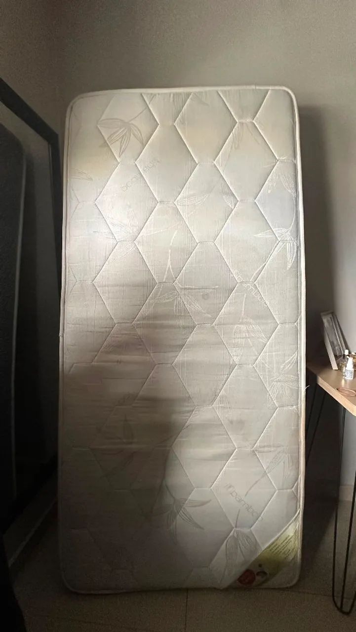 Vendo colchão solteiro linha ouro, com molas ensacadas e bambu - Foto 3