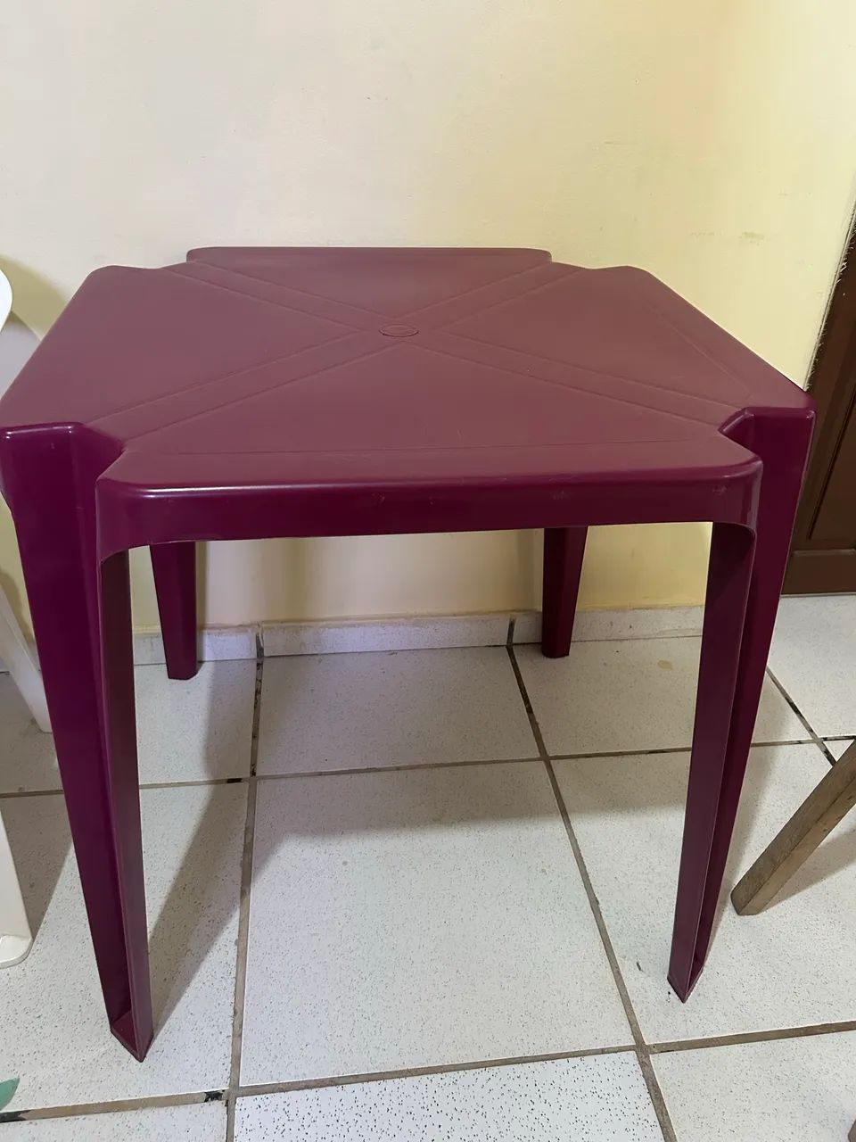 Vendo Mesa + Duas cadeiras de plástico 