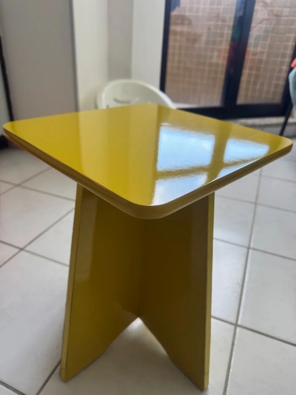 Mesinha de centro, apenas com algumas avarias.