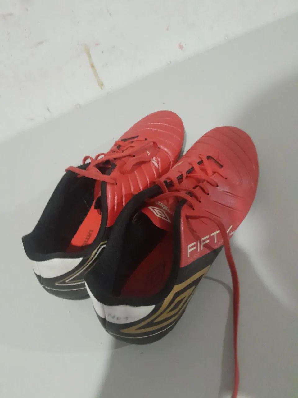 CHUTEIRA UMBRO FIFTY LAEGUE. Tamanho: 40. (Original da centauro) - Foto 2