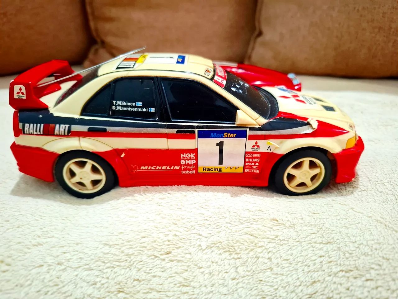 Miniatura Mitsubishi e Ferrari de plástico! - Foto 2