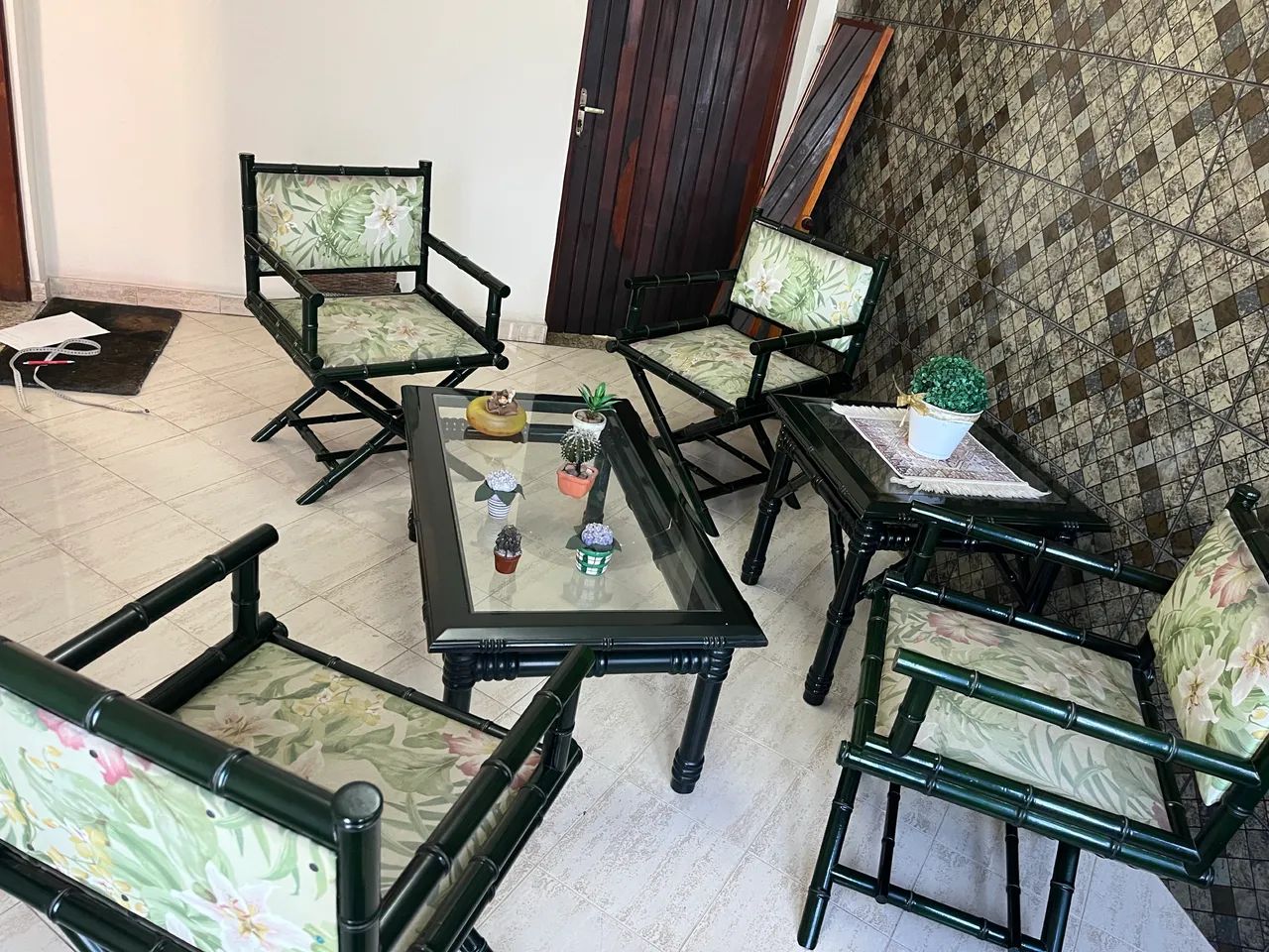 Jogo de Varanda / Sala Estilo Bambu Verde - 4 Poltronas e 2 Mesas de Vidro - Foto 2