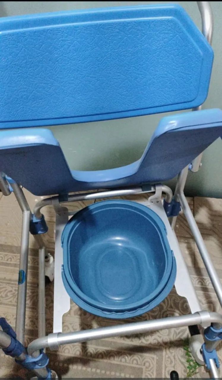 Vendo cadeira de banho e sanitário  - Foto 2