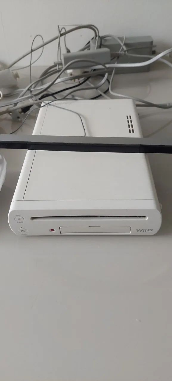 Nintendo Wii U com sensor de movimento, controles e 5 jogos