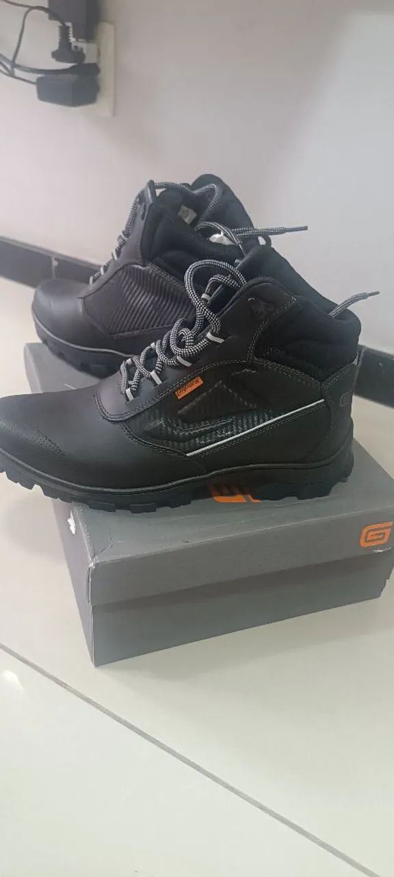 Bota NOVA NA  CAIXA. COM ETIQUETA 