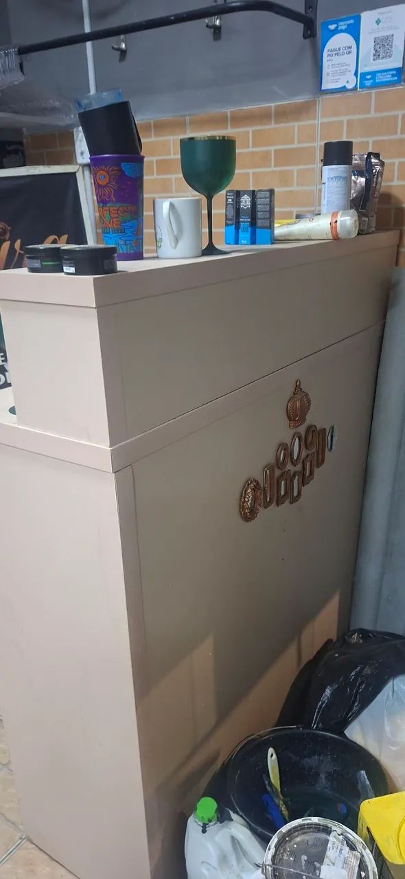 Balcão de loja com gavetas