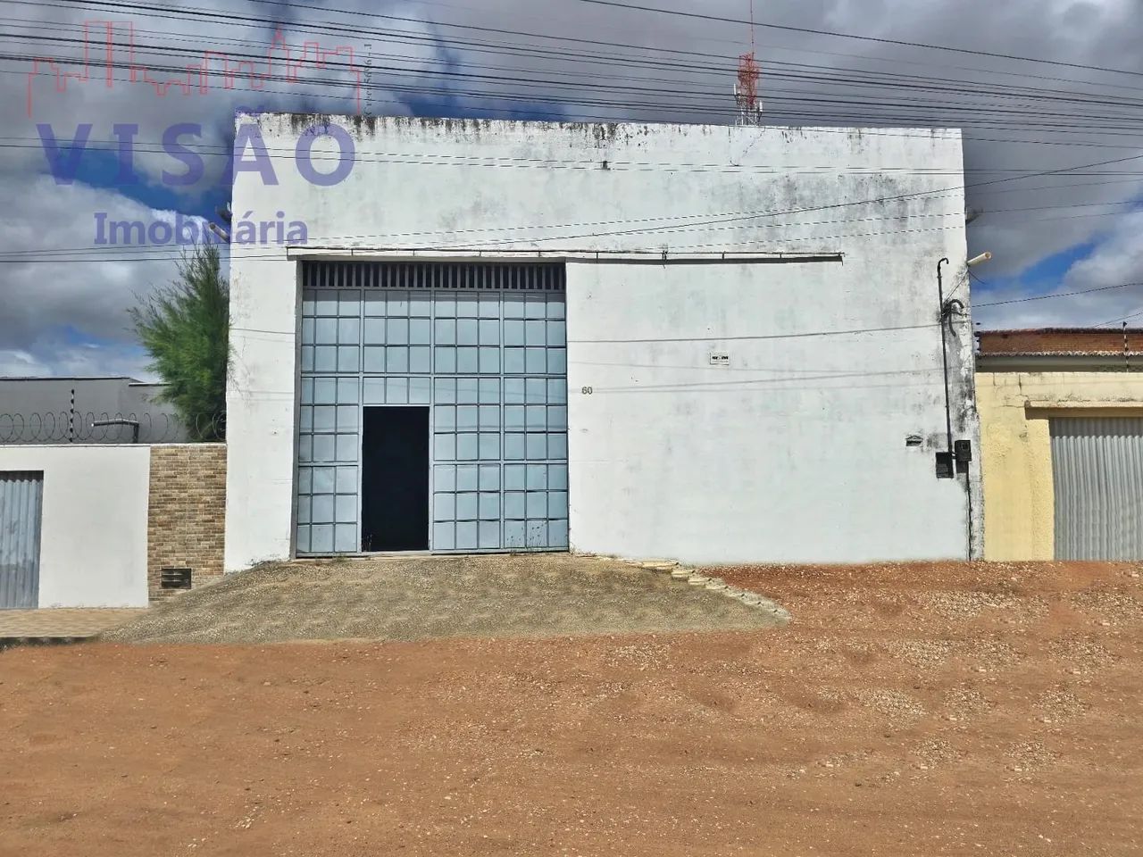 ALUGA-SE PRÉDIO COMERCIAL NO BAIRRO DOM JAIME CÂMARA