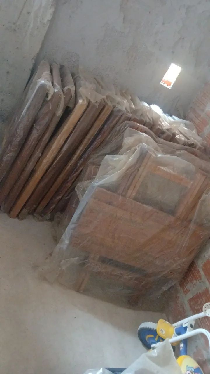 Vendo 5 jogos de mesa com 4 cadeiras cada - Foto 3