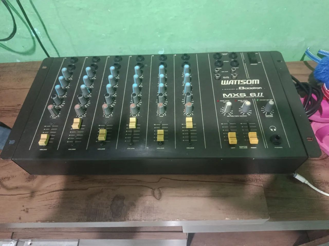 Mesa de som , vendo ou troco 