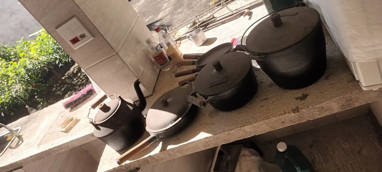 Panelas de ferro, 7 peças.Chaleira 3,4L,frigideira 1,5L,caçarola 2,5L e caldeirão 5L. - Foto 2