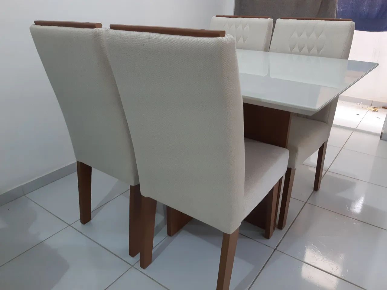 Mesa de Jantar com 4 Cadeiras Tampo de Vidro Praticamente Nova - Foto 2