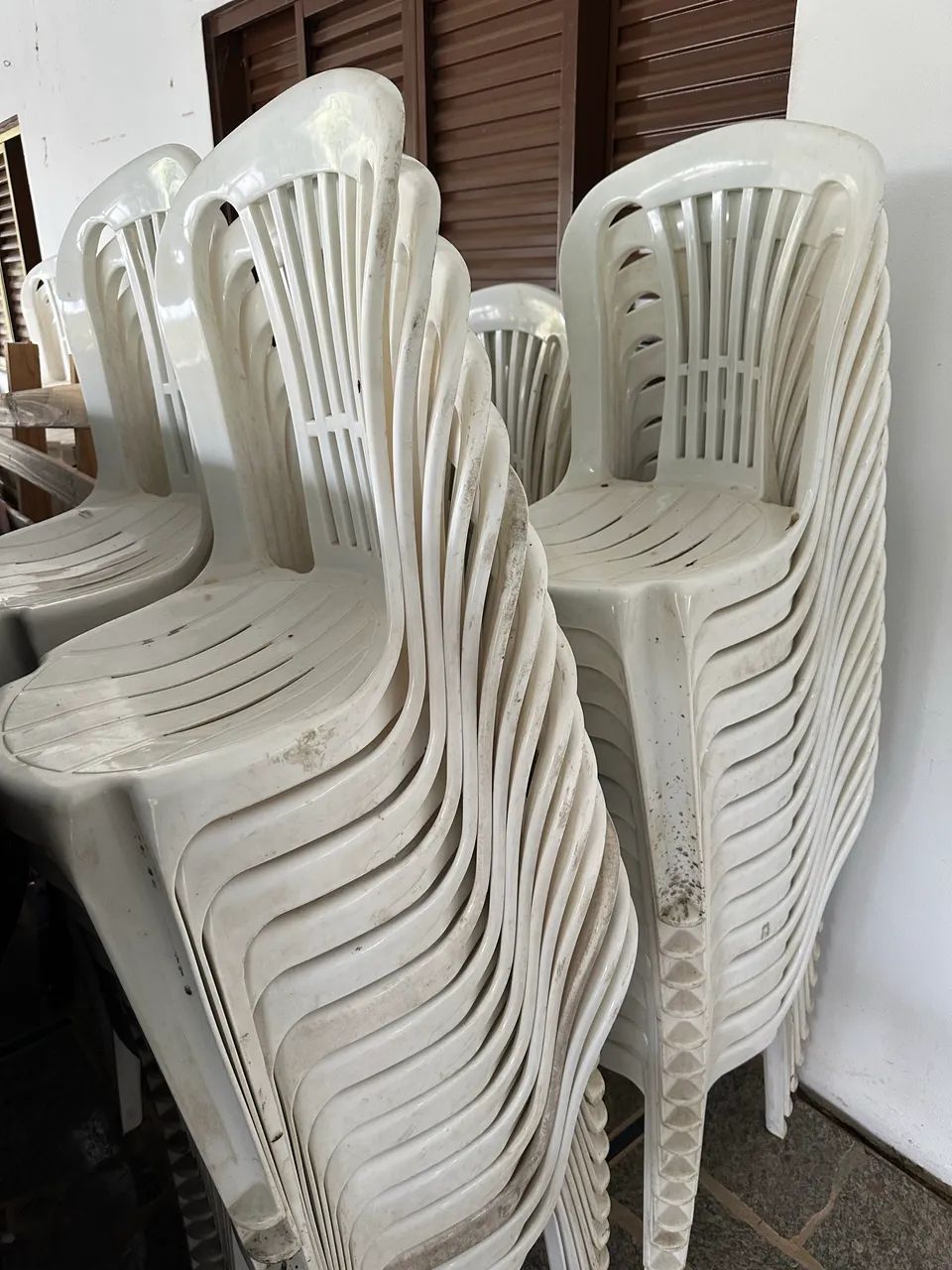 CONJUNTO DE MESAS E CADEIRAS DE PLÁSTICO 