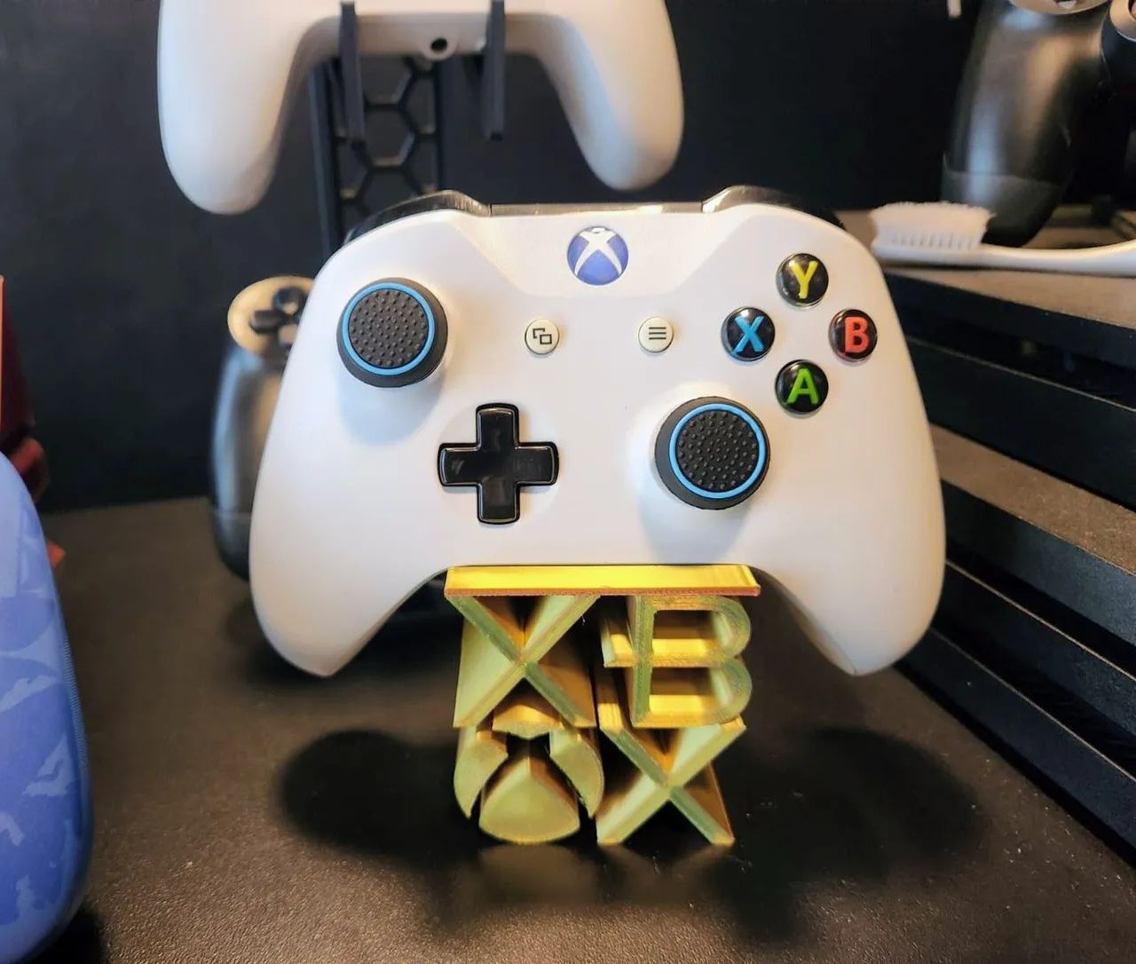 Controle Xbox One S e TV