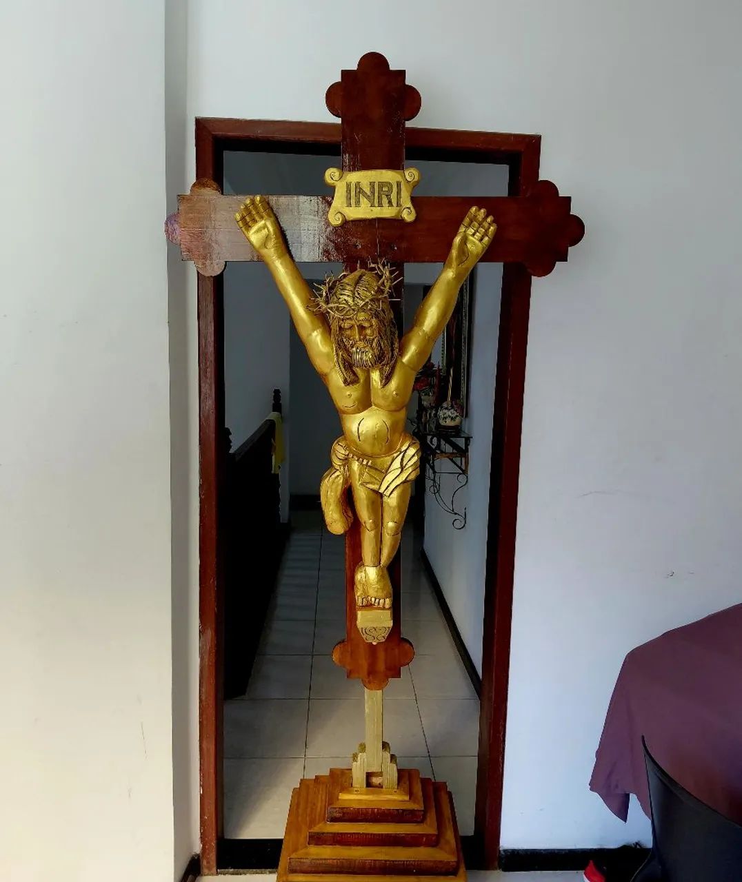 CRUCIFIXO EM MADEIRA - Foto 2
