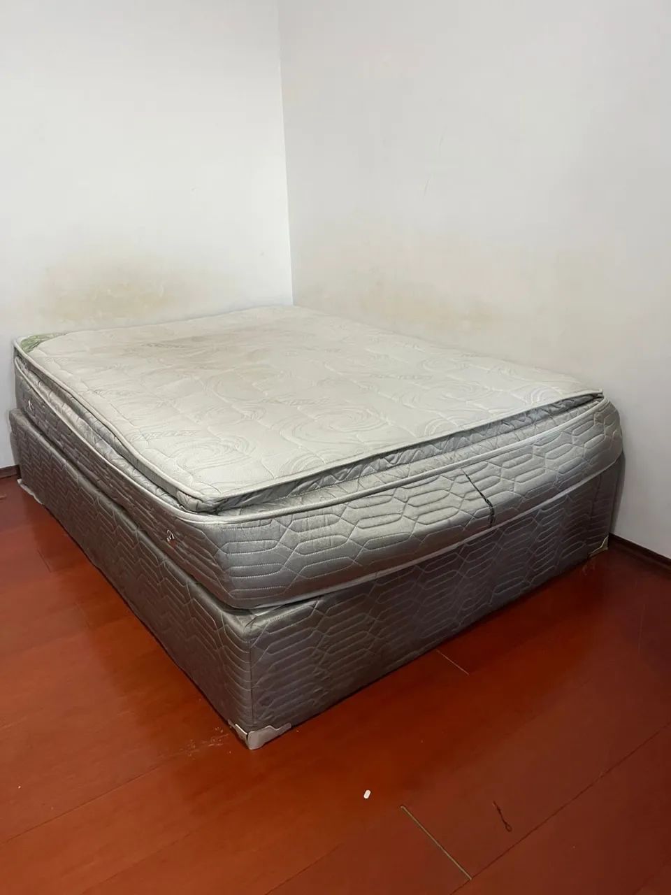 Cama de casal com colchão 