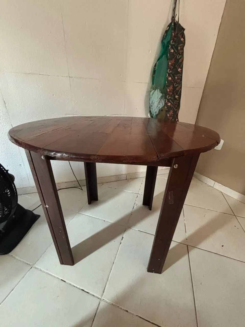 Conjunto de Mesa e Cadeiras em Madeira 