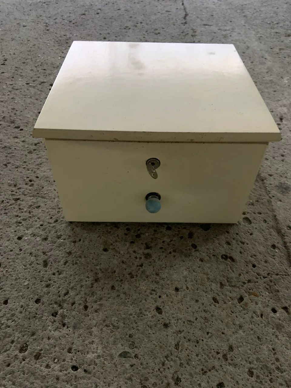 Caixa de madera esmaltada com chave e puxador  - Foto 2