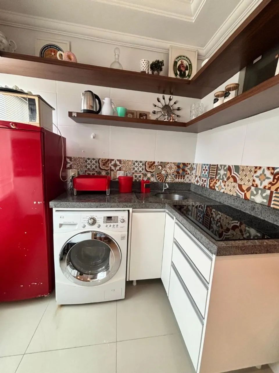 Apartamento completo, mobiliado, com garagem coberta e excelente localização nos Ingleses. - Foto 2