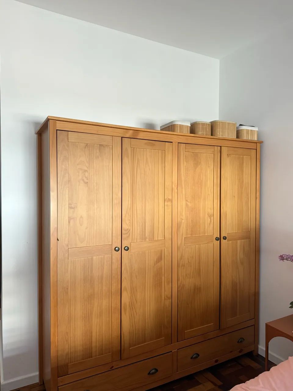 Guarda roupa de madeira maciça 