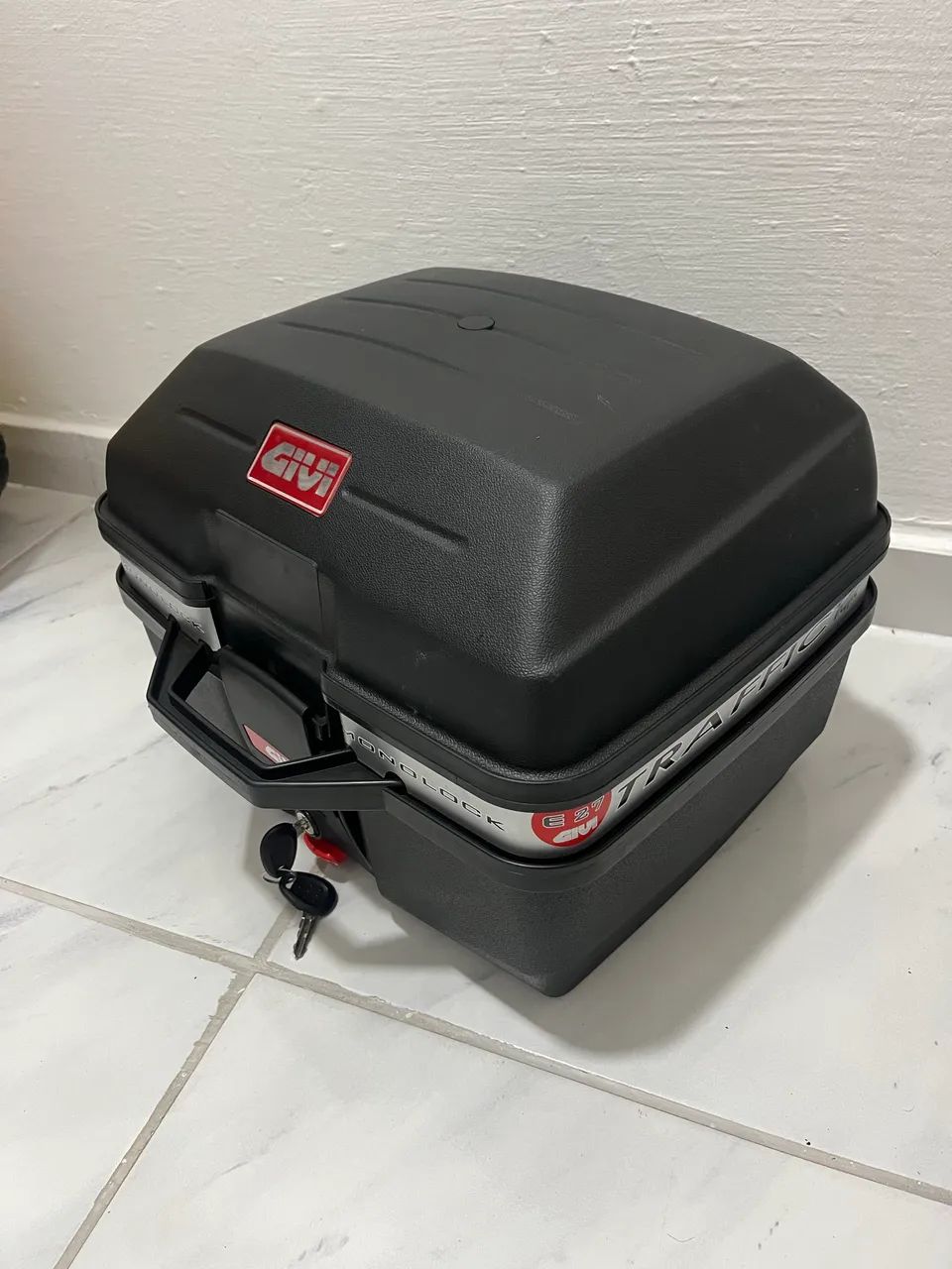 Baú Givi 27L + Bagageiro aço maciço 