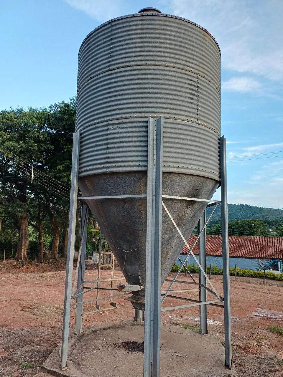 SILO PARA ARMANEZAR GRÃOS E RAÇÃO EM ÓTIMO ESTADO 