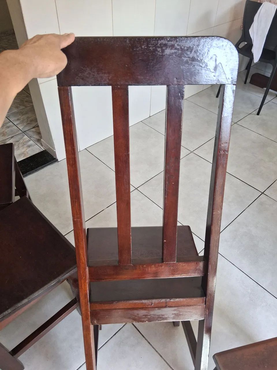 4 Cadeiras  madeira (100 a unidade) - Foto 4