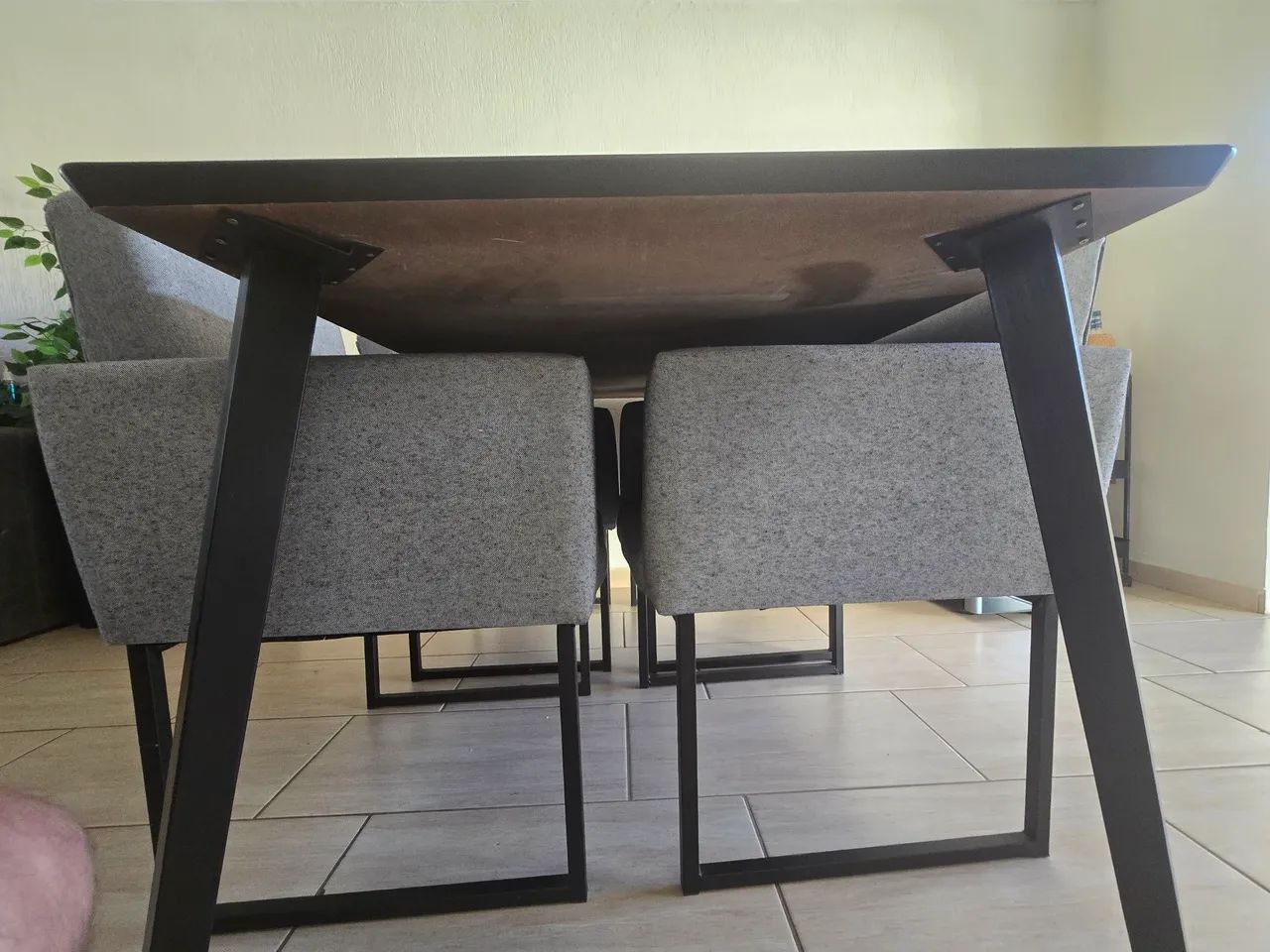 Mesa de madeira preta 6 lugares + 4 cadeiras - Foto 5
