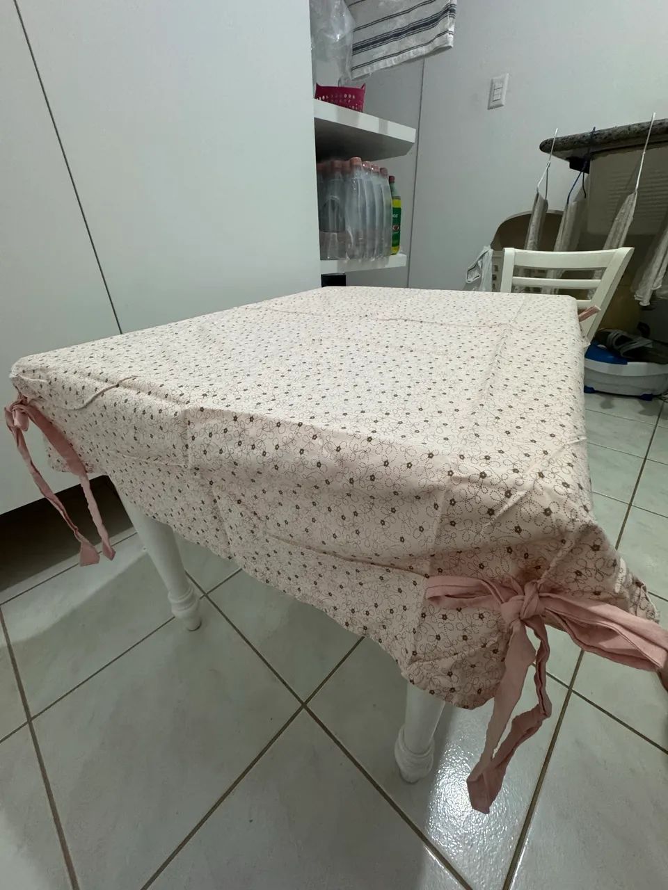 Mesa infantil com 2 cadeirinhas de madeira  - Foto 2