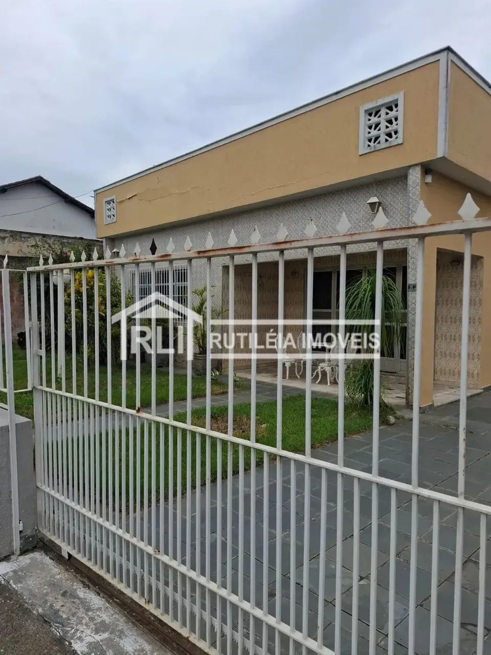 Rutileia Imóveis aluga amplo imóvel com 3 quartos no bairro Venda das Pedras, Itaboraí/RJ.