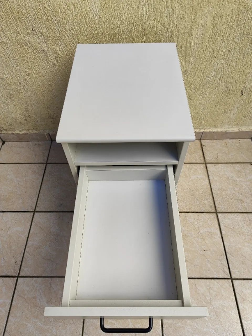 Gaveteiro ou Criado Mudo com Rodinhas em Madeira com 2 Gavetas e Nicho Aberto - Foto 2