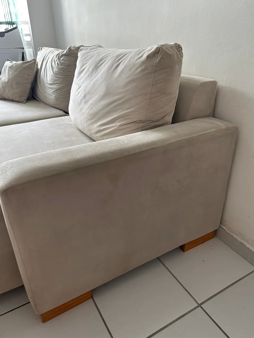 Sofá retrátil bege em suede - Foto 5