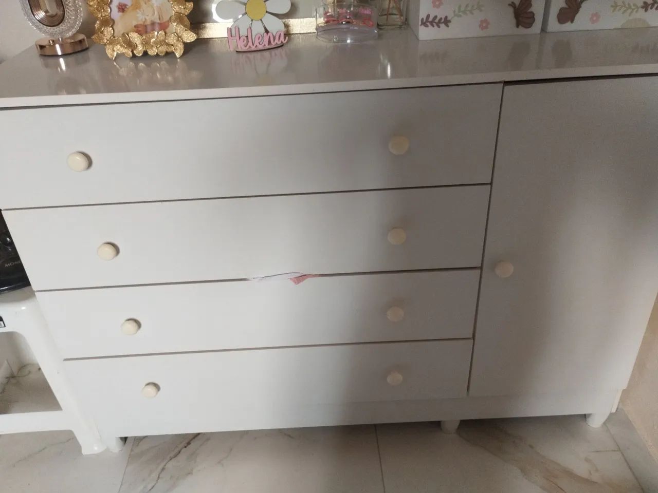 Cômoda 4 gavetas grandes e uma porta lateral 