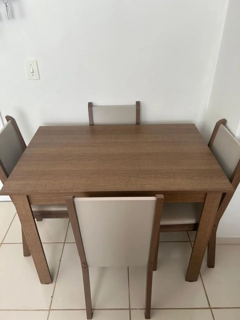 VENDE-SE MESINHA COM 4 CADEIRAS  - Foto 2