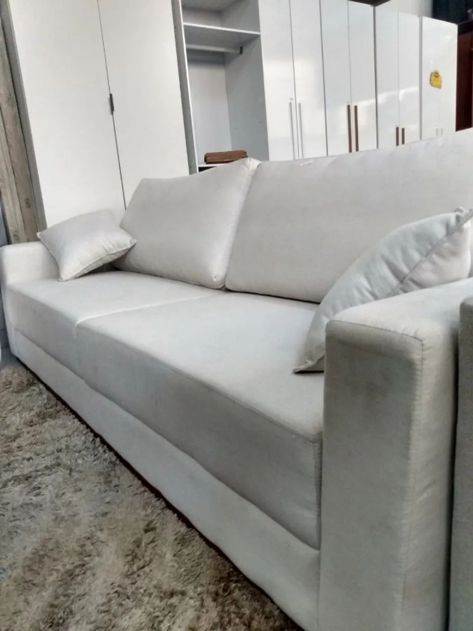 Sofá Branco Novo Mostruário Pés de Madeira Clean Moderno - Foto 3