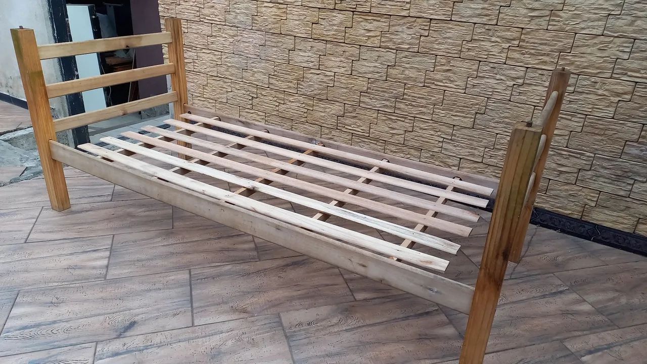 Entrego: Cama de madeira maciça Solteiro usada anos 90 - Foto 4