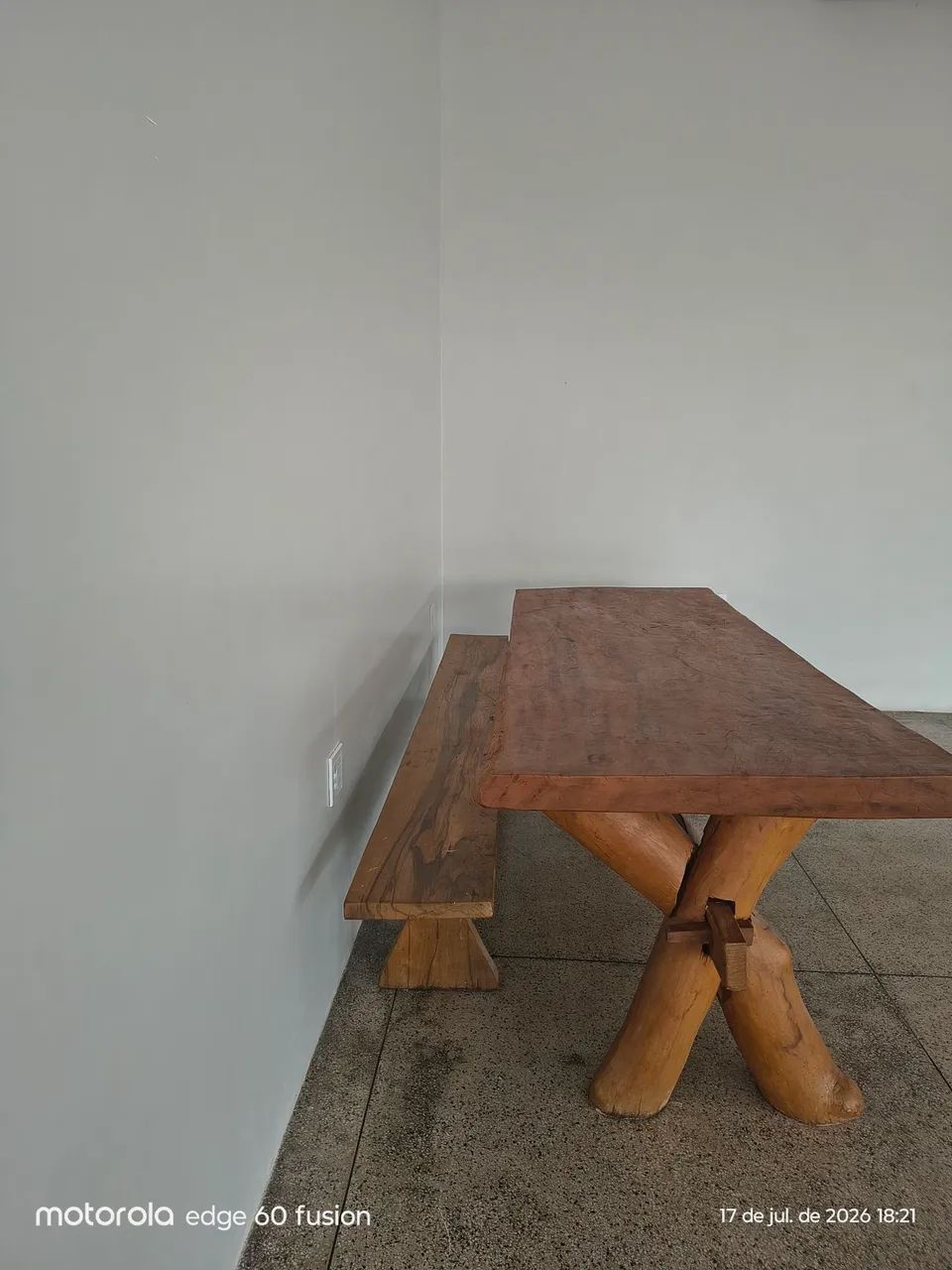 Mesa rústica com 2 bancos