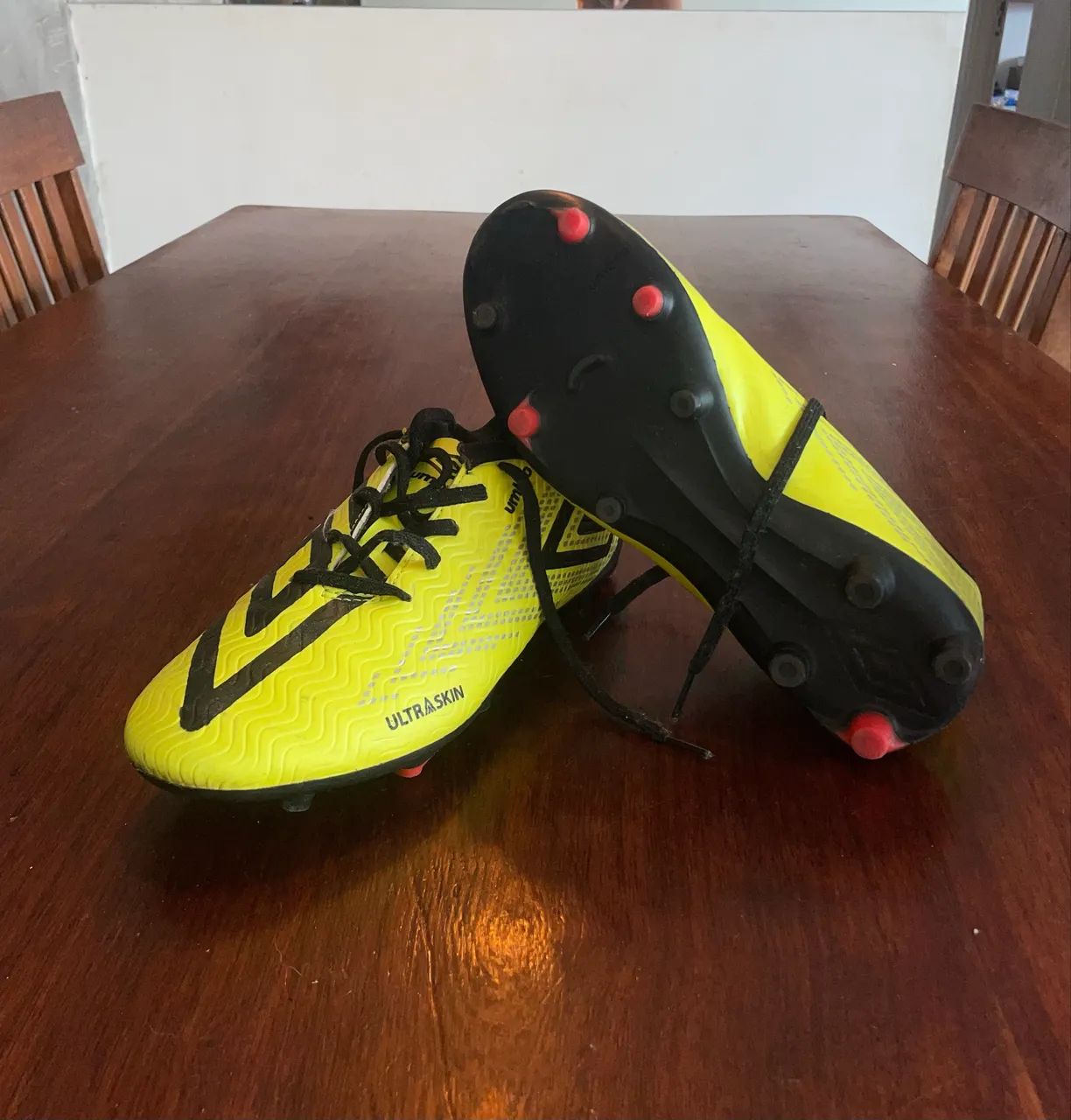 Chuteira Umbro campo/cravo usada  - Foto 2