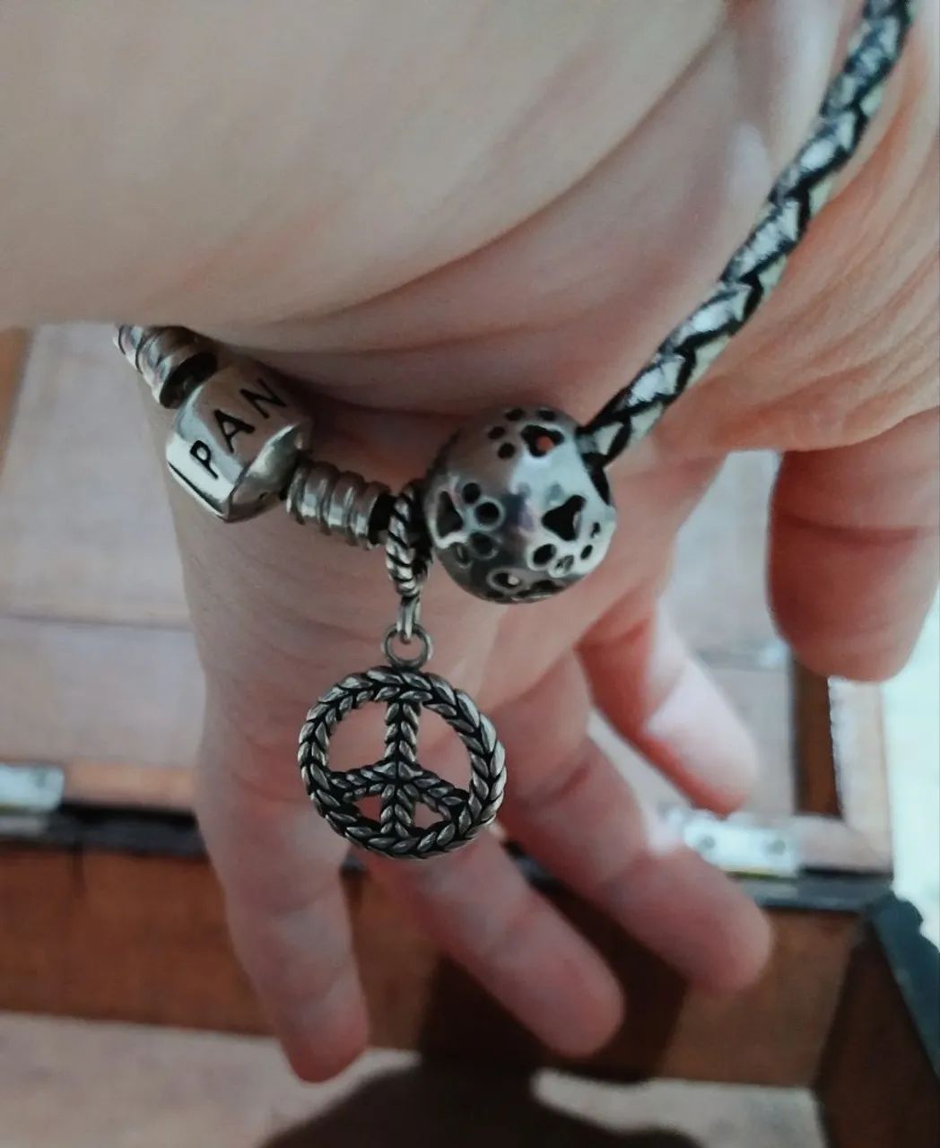 Pulseira Pandora original em couro, com berloques em prata - Foto 3