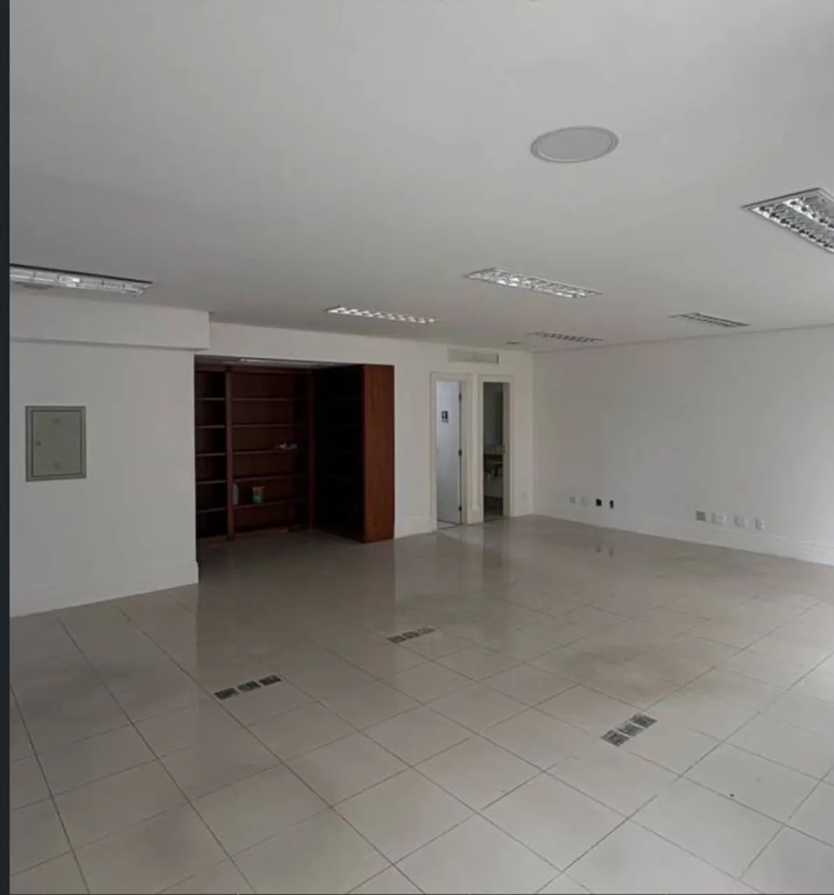 Conjunto com 5 salas comerciais no Petro Tower
