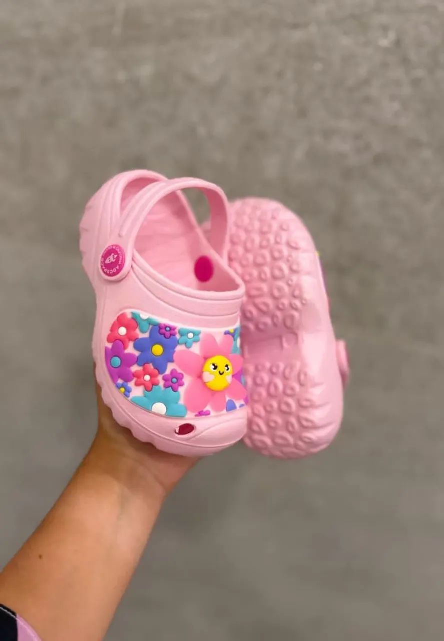 Chinelo infantil LED.